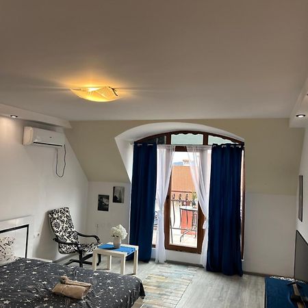 Victoria Hotel Rooms & Victoria Apartment 大特尔诺沃 外观 照片